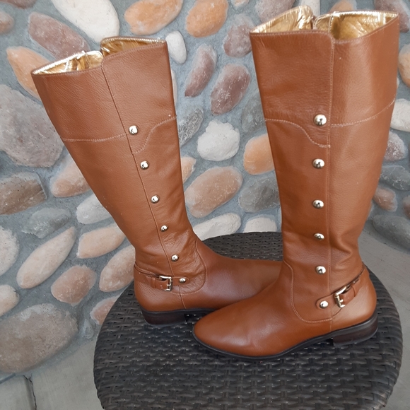 Women Boots - Picture 2 of 7